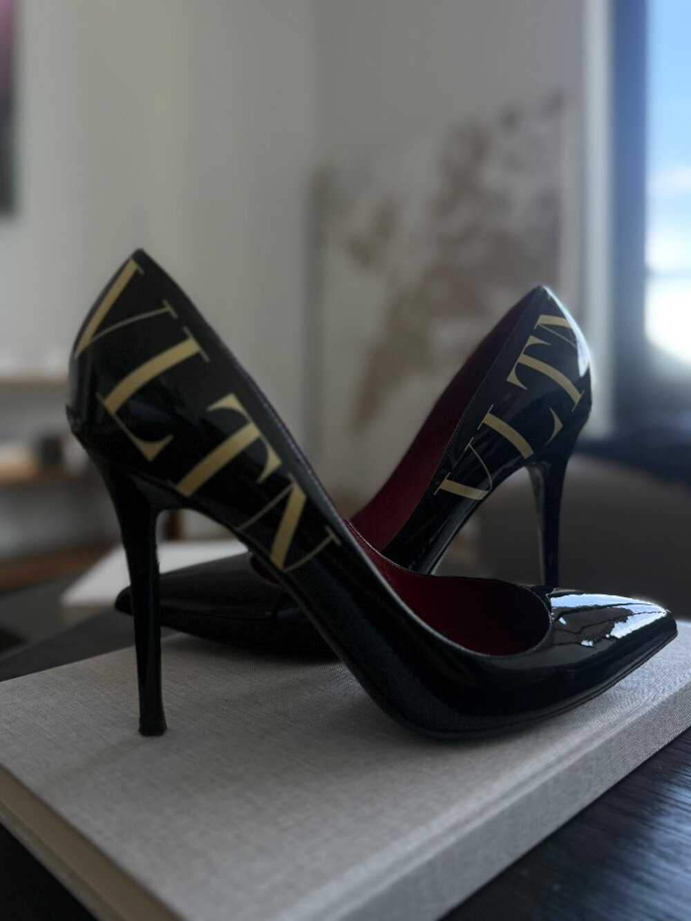 Valentino Garavani VLTN Patent Leather Pumps Black White Logo 100mm EU 39.5